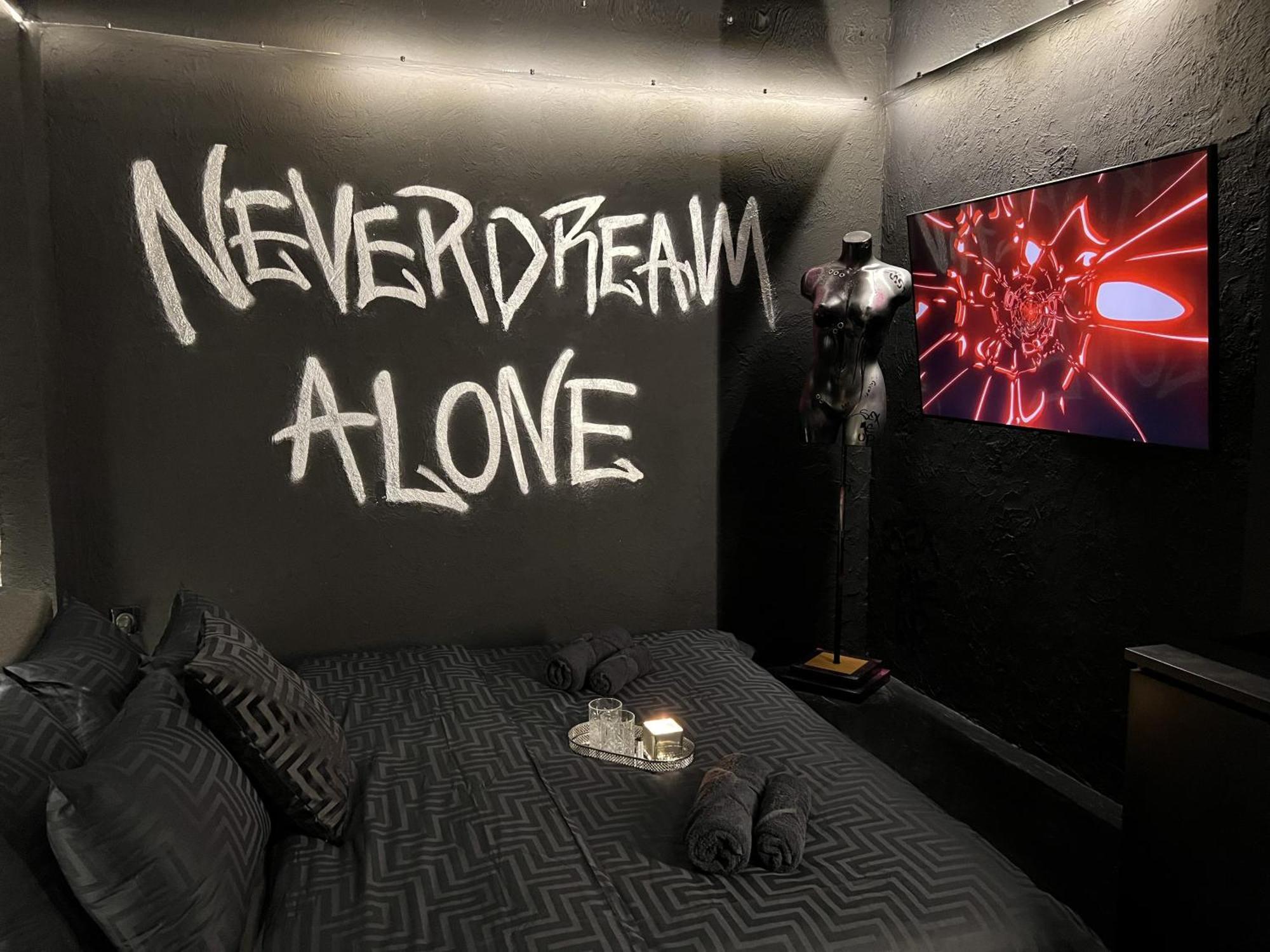 Doormat#13 Black Mirror Appartement *