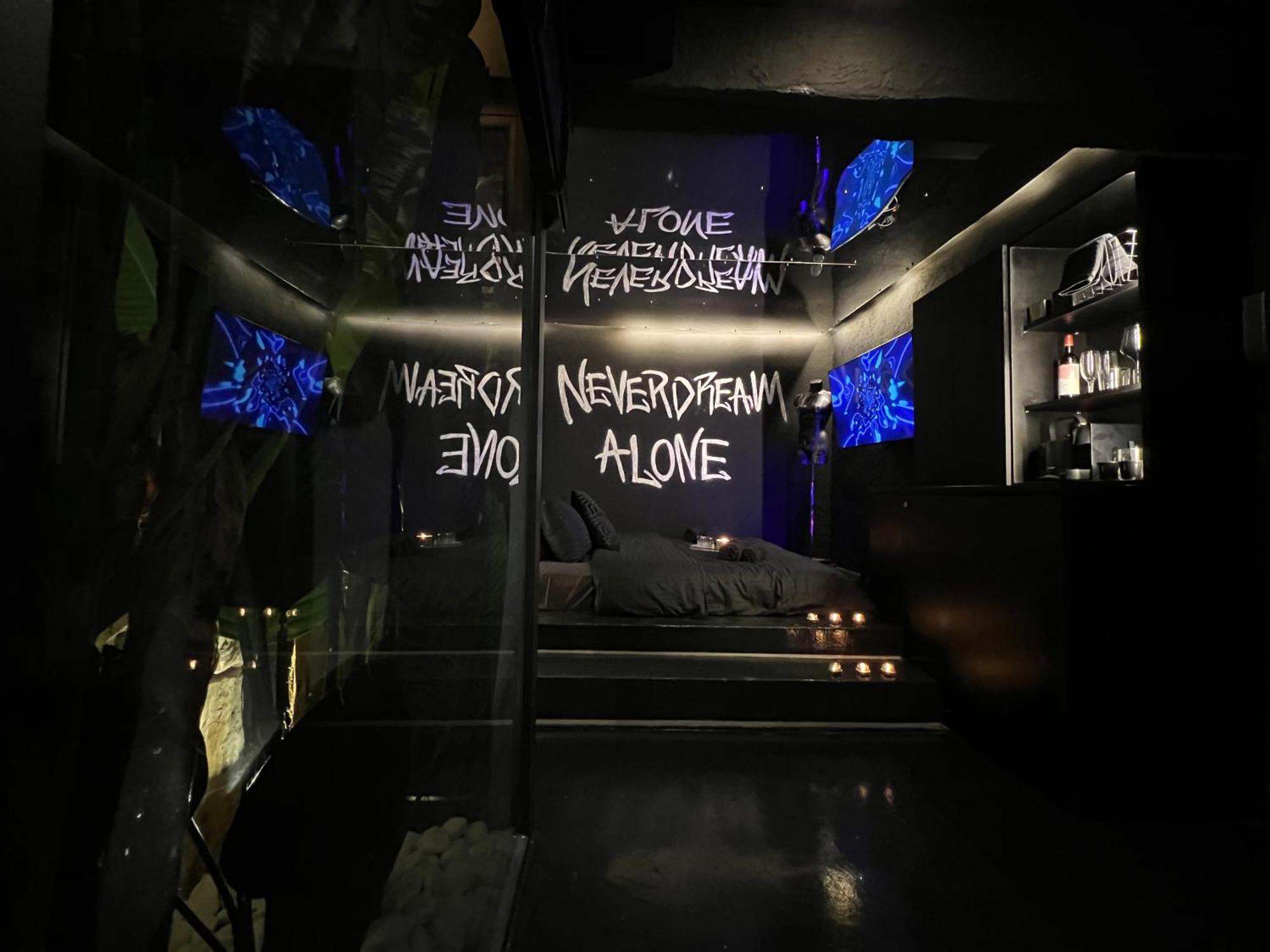 Doormat#13 Black Mirror Appartement *